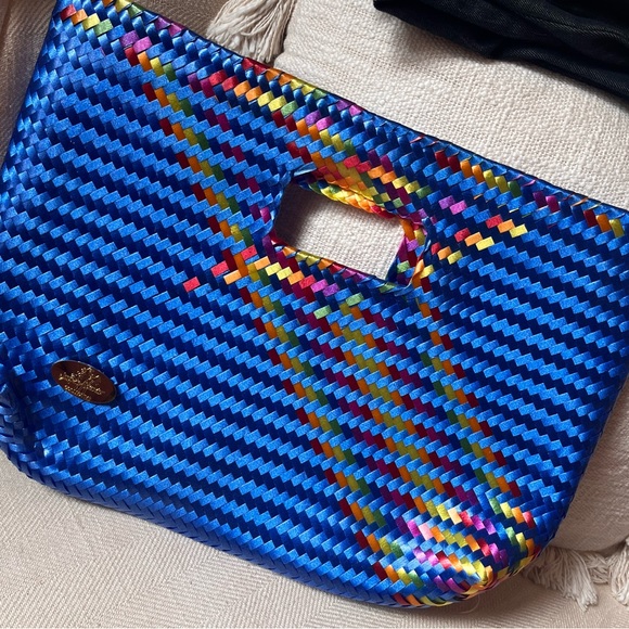 Lightweight woven handbag. - Picture 2 of 4